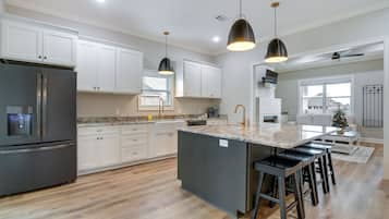 House (3 Bedrooms) | Private kitchen | Microwave, oven, stovetop, dishwasher