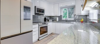 Upscale Condo - 2 Blocks to Riviera Beach!