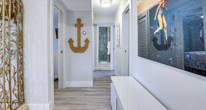 Upscale Condo - 2 Blocks to Riviera Beach!