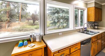 Pet-friendly Montana Abode w/ Balcony & Fireplace!
