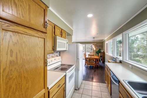Pet-friendly Montana Abode w/ Balcony & Fireplace!