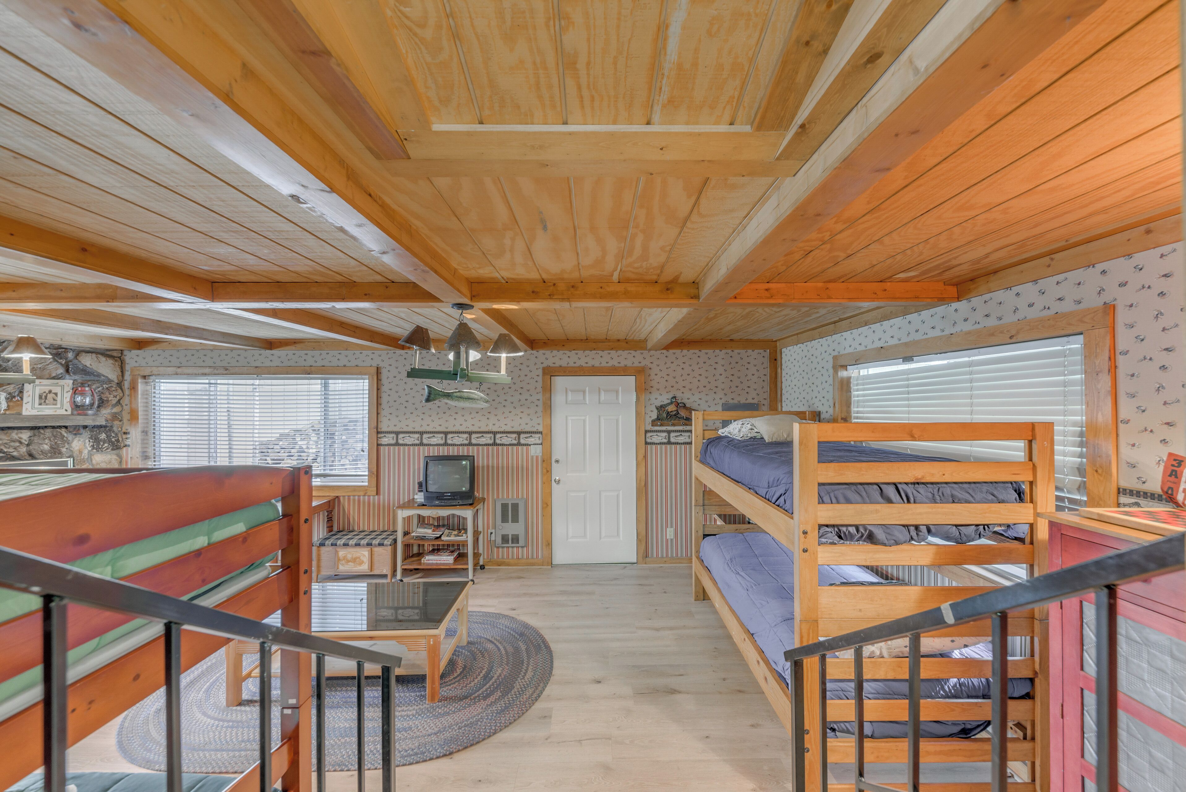 L’intérieur d’une cabine est doté de planchers en bois, de lits superposés, d’un téléviseur et d’un petit bureau avec une lampe.
