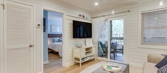 Walk to Beach: Hilton Head Condo w/ Screened Porch