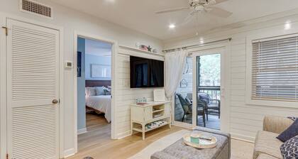 Walk to Beach: Hilton Head Condo w/ Screened Porch