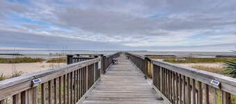 Walk to Beach: Hilton Head Condo w/ Screened Porch