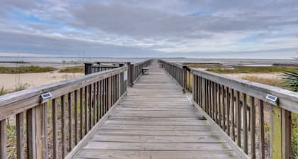 Walk to Beach: Hilton Head Condo w/ Screened Porch