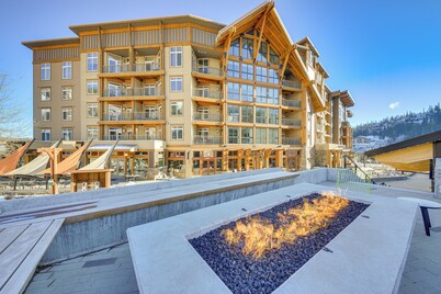 Luxe Schweitzer Condo w/ Hot Tub: Ski-in/ski-out!