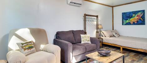 Ein gemütliches Wohnzimmer mit Sofa, Sesseln und einem kleinen Tisch.