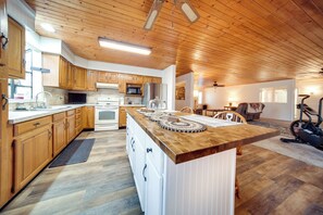 Interior - North Jackson Vacation Rental w/ Wraparound Deck! (North Jackson)