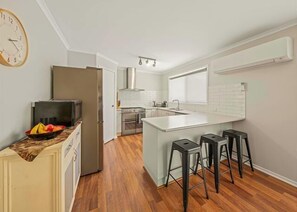 Een koelkast, een microgolfoven, een oven, een broodrooster