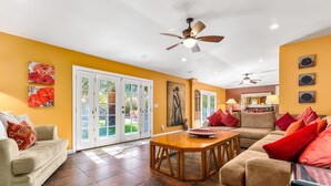 A living room with a sofa, a coffee table, and a ceiling fan. - La Buena Vida – Palm Springs Pool & Spa Retreat (Palm Springs)