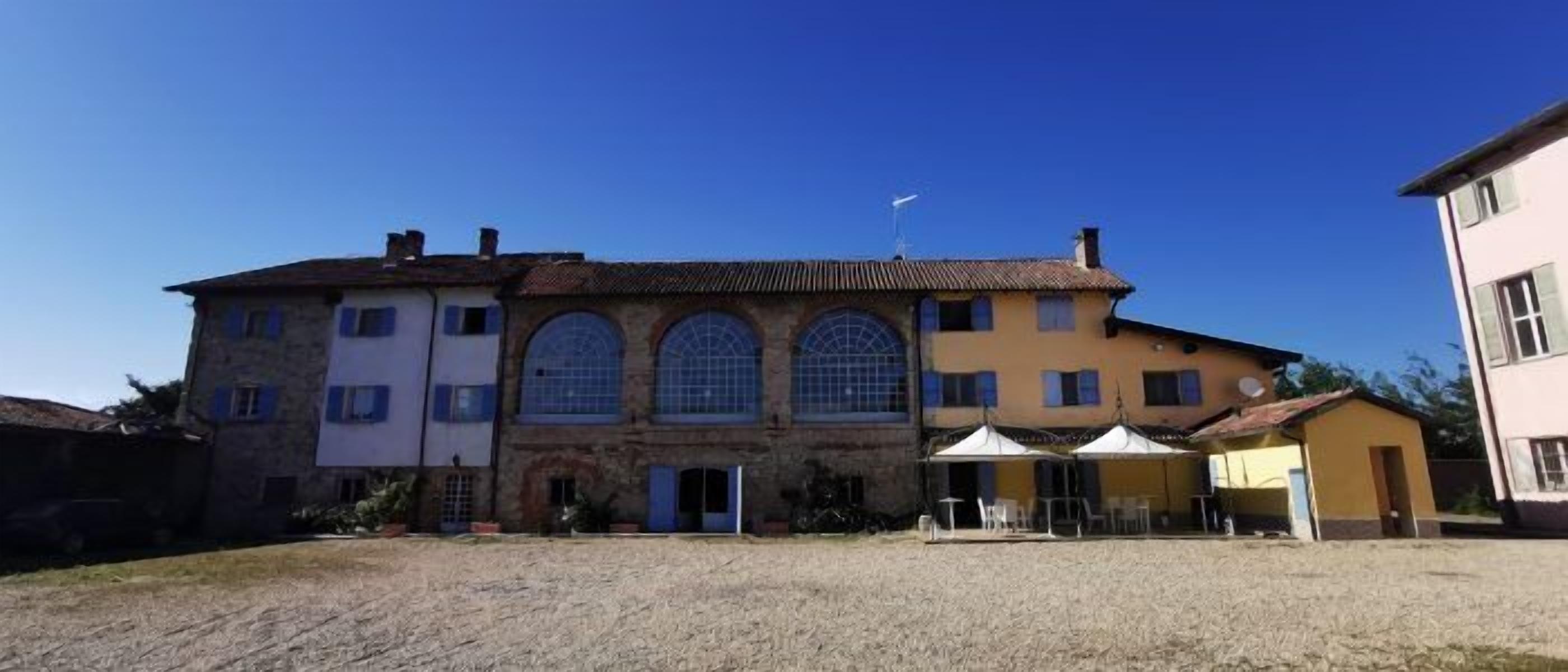 Un grand bâtiment doté de nombreuses fenêtres et d’une cour intérieure.