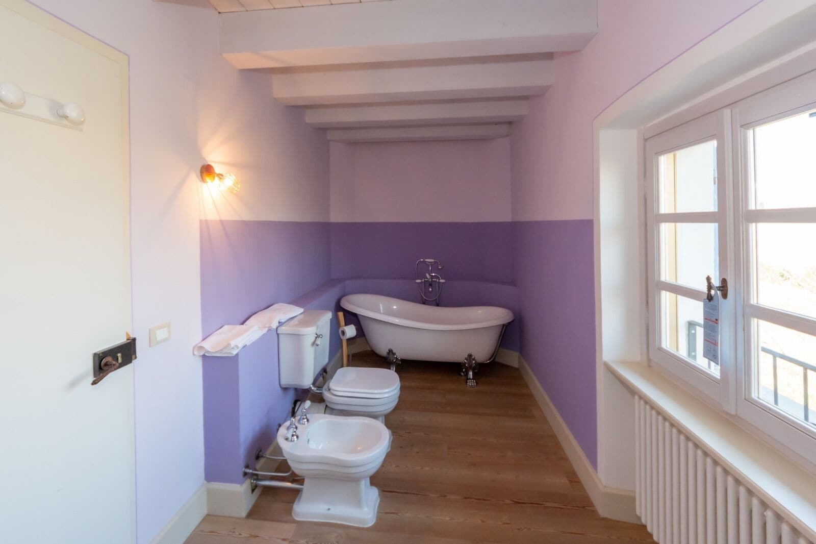 Un baño con inodoro, bidé y bañera.