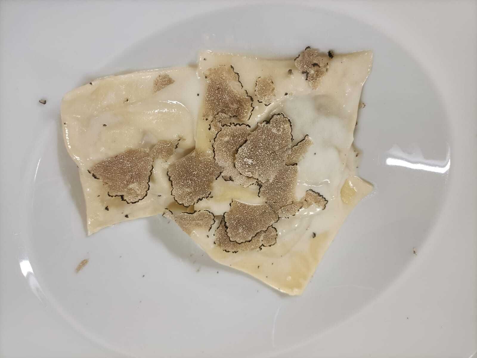 Un plato de ravioles y virutas de trufa.