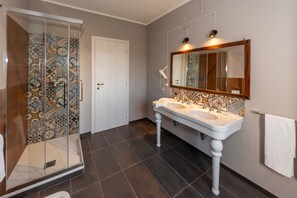 Superior-huone | Kylpyhuone | Ilmaiset hygieniatuotteet, hiustenkuivaaja, tohvelit, bidee