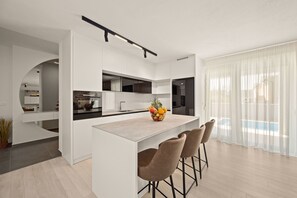 Kühlschrank, Ofen, Herdplatte, Geschirrspüler