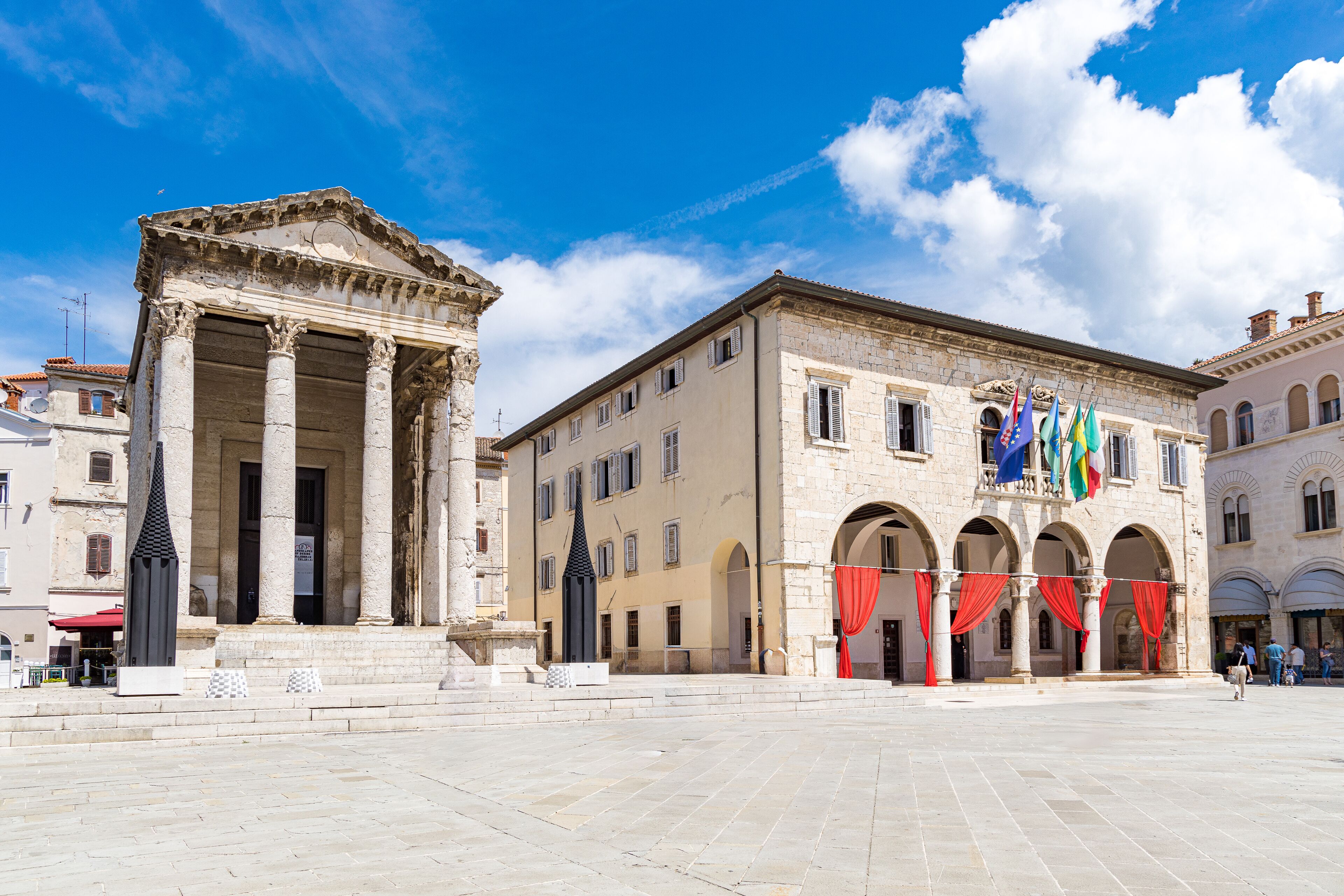Un bâtiment historique à l’architecture classique, avec des colonnes et des arcades.