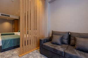 Superior Twin City View | Minibar, caja fuerte, escritorio y espacio para trabajar con un portátil