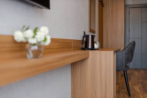 Minibar, coffres-forts dans les chambres, bureau