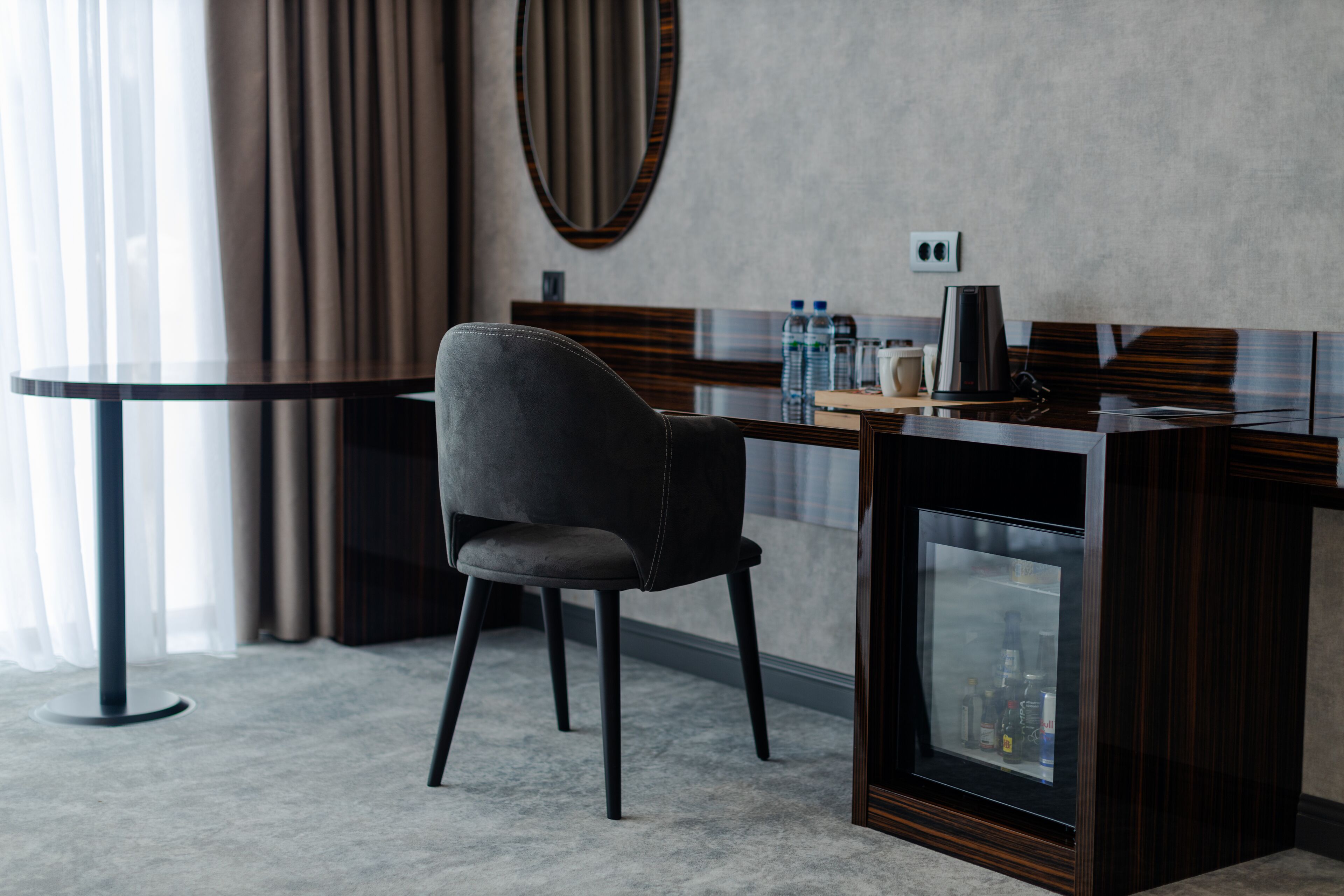 Deluxe Back View | Minibar, caja de seguridad en la habitación y escritorio 