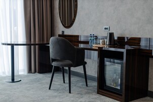 Minibar, caja de seguridad en la habitación y escritorio