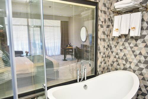 Deluxe City View | Salle de bain | Chaussons, serviettes fournies, savon, shampoing