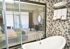 Deluxe City View | Bathroom | Slippers, towels, soap, shampoo - Hotel Monarch (Batumi)