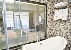 Deluxe City View | Baño | Zapatillas, toallas, jabón y champú