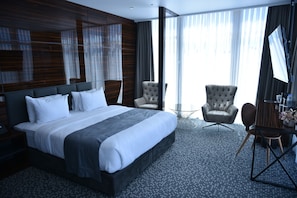 Junior Suite | 1 bedroom, minibar, in-room safe, desk