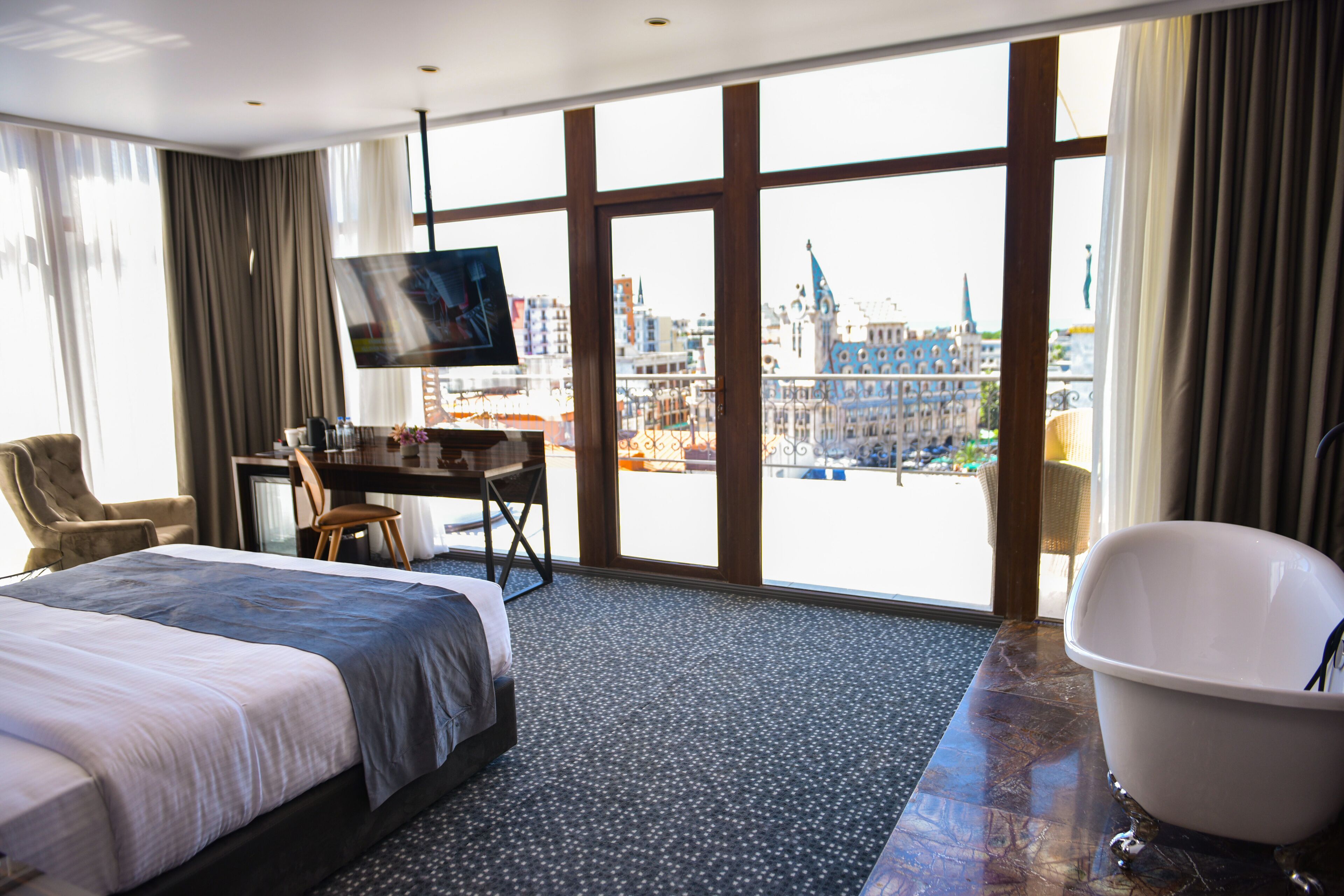 Junior Suite | Minibar, in-room safe, desk, laptop workspace