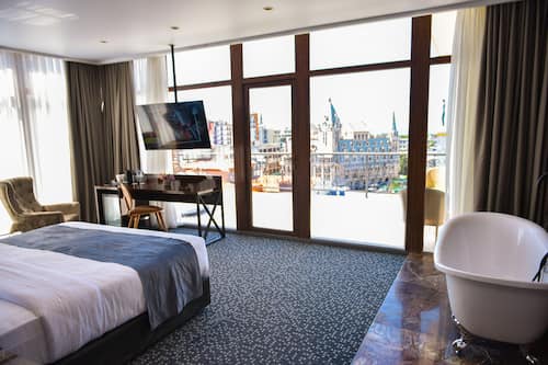 Minibar, coffres-forts dans les chambres, bureau