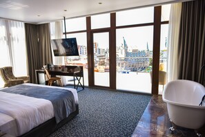 Junior Suite | Minibar, in-room safe, desk, laptop workspace