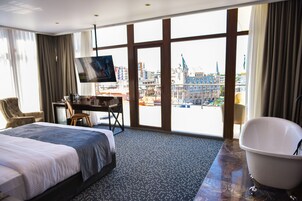 Minibar, caja de seguridad en la habitación y escritorio 