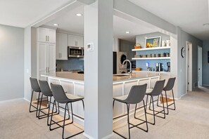 Kylskåp, mikrovågsugn, ugn och spishäll