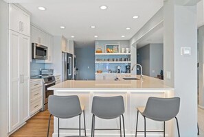 Geladeira, micro-ondas, fogão, cooktop