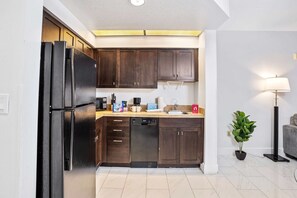 Fridge, microwave, oven, stovetop - 3 mi from Universal * Pool * Gym * Game Room! (Orlando)