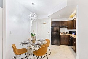 Réfrigérateur, four à micro-ondes, un four, surface de cuisson