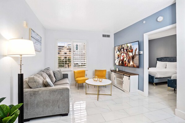 Smart TV - 3 mi from Universal * Pool * Gym * Game Room! (Orlando)