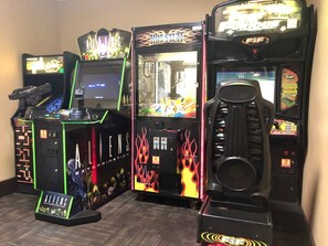 Game room - 3 mi from Universal * Pool * Gym * Game Room! (Orlando)
