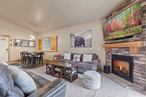 Smart TV, fireplace - Moose Mgmt at Bear Hollow 1404 Top Floor -AC-Pool-Dogs Welcome-Free Shuttle (Park City)