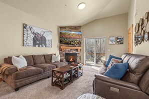 Smart TV, fireplace - Moose Mgmt at Bear Hollow 1404 Top Floor -AC-Pool-Dogs Welcome-Free Shuttle (Park City)