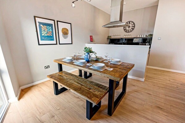 Dining - Host & Stay | Ropewalks Quarters IV (Liverpool)