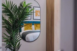 2 عدّة غرف نوم ومكواة/لوح كي وواي فاي وملاءات أسرّة