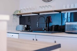 Fridge, microwave, oven, stovetop - Host & Stay | Ropewalks Quarters IV (Liverpool)