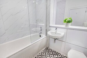 Dusj, hårføner og håndklær