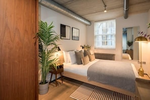 2 bedrooms, desk, iron/ironing board, travel cot - Modern Industrial Apartment with Terrace in Southwark (Greater London)