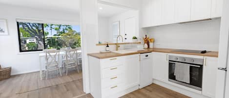 Réfrigérateur, four à micro-ondes, un four, surface de cuisson