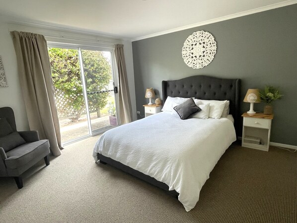 3 عدّة غرف نوم ومكواة/لوح كي وملاءات أسرّة