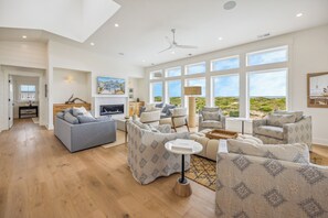 Smart-TV, Tischfußball, Stereoanlage