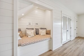 7 bedrooms, desk, free WiFi, bed sheets - Oceanfront Home in Avon with Private Pool, Elevator, and Hot Tub (Avon)